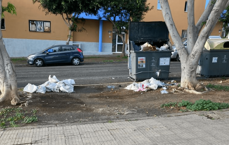 El centro clama por la suciedad en sus exteriores / TA